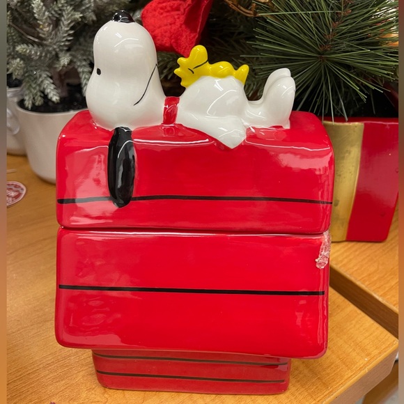 Christmas Snoopy & Woodstock Peanuts Red Doghouse Rae Dunn Cookie Jar NWT - Picture 5 of 10